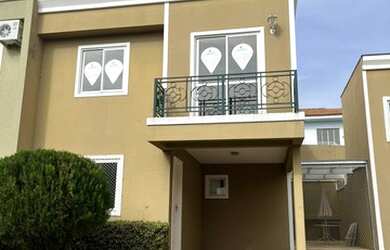 Imagem: A casa possui 3 Dormitórios, 1 Banheiro, 2 Vagas na garagem