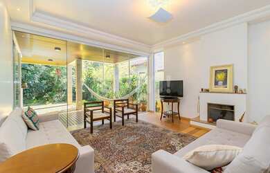 Imagem: A casa possui 3 Dormitórios, 3 Banheiros, 2 Vagas na garagem