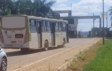 Imagem: A casa em condomínio possui 5 Vagas na garagem, 500m² de Área