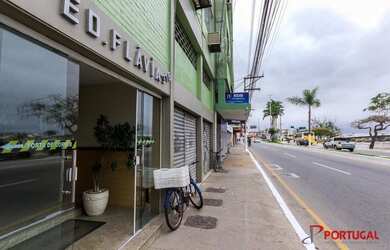 Imagem: O depósito possui 42m² de Área, Churrasqueira, Piscina, Ar-condicionado