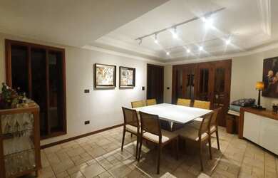 Imagem: A casa possui 3 Dormitórios, 2 Banheiros e 217m² de Área