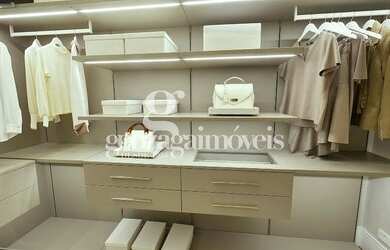 Imagem: O apartamento possui 3 Dormitórios, 5 Banheiros, 320m² de