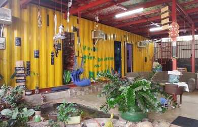 Imagem: A casa possui 4 Dormitórios, 2 Banheiros, 5 Vagas na garagem