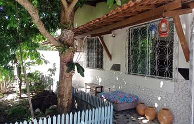 Imagem: A casa possui 4 Dormitórios, 2 Banheiros, 4 Vagas na garagem