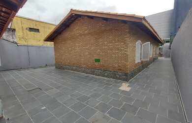 Imagem: A casa possui 3 Dormitórios, 2 Banheiros, 4 Vagas na garagem