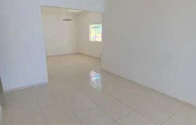 Imagem: A casa possui 2 Dormitórios, 2 Banheiros, 2 Vagas na garagem