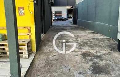 Imagem: O depósito possui 3 Vagas na garagem, 124m² de Área e está