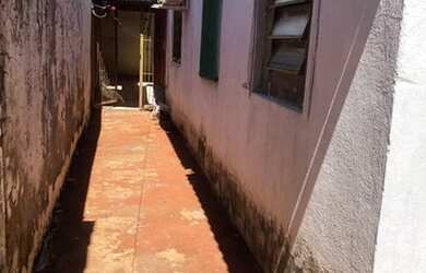 Imagem: A casa possui 3 Dormitórios, 1 Banheiro, 2 Vagas na garagem