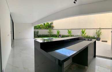 Imagem: A casa em condomínio possui 4 Dormitórios, 5 Banheiros, 4