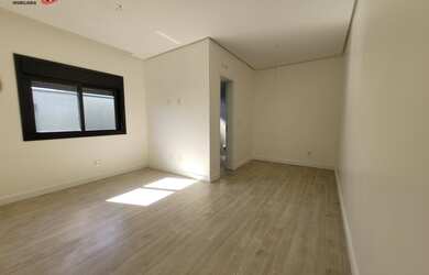 Imagem: A casa possui 3 Dormitórios, 4 Banheiros, 3 Vagas na garagem