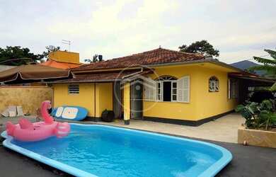 Imagem: A casa possui 3 Dormitórios, 2 Banheiros, 2 Vagas na garagem