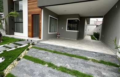 Imagem: A casa possui 3 Dormitórios, 2 Banheiros, 2 Vagas na garagem