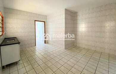 Imagem: A casa possui 2 Dormitórios, 1 Banheiro, 1 Vaga na garagem