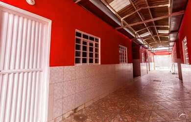 Imagem: A casa possui 2 Dormitórios, 1 Banheiro, 1 Vaga na garagem