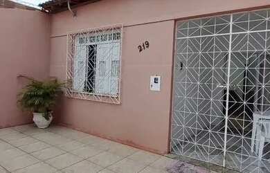 Imagem: A casa possui 2 Dormitórios, 1 Banheiro e está localizado