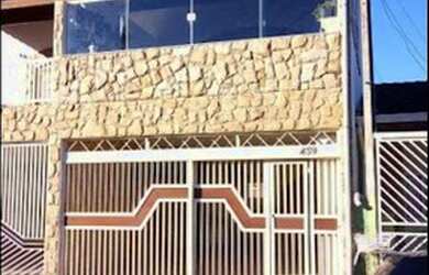 Imagem: A casa possui 3 Dormitórios, 3 Banheiros, 2 Vagas na garagem