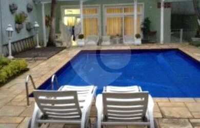 Imagem: A casa possui 5 Dormitórios, 1 Banheiro, 4 Vagas na garagem