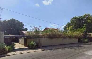 Imagem: A casa possui 4 Dormitórios, 5 Banheiros, 5 Vagas na garagem