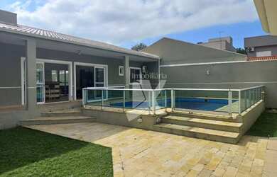 Imagem: A casa possui 5 Dormitórios, 5 Banheiros, 4 Vagas na garagem