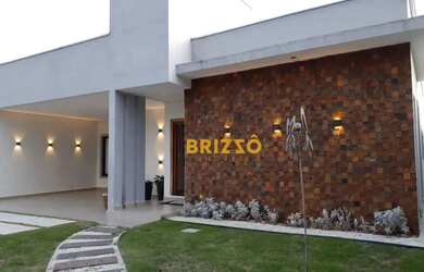 Imagem: A casa possui 3 Dormitórios, 3 Banheiros, 233m² de Área e