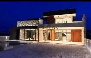 Imagem: A casa possui 3 Dormitórios, 4 Banheiros, 2 Vagas na garagem