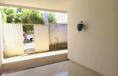Imagem: A casa possui 2 Dormitórios, 1 Banheiro, 1 Vaga na garagem