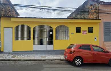 Imagem: A casa possui 3 Dormitórios, 2 Banheiros, 200m² de Área e