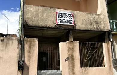 Imagem: A casa possui 3 Dormitórios, 2 Banheiros, 200m² de Área e