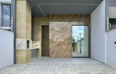 Imagem: A casa possui 3 Dormitórios, 2 Banheiros, 2 Vagas na garagem