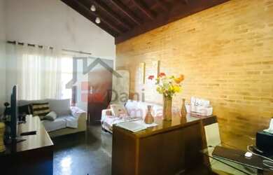 Imagem: A casa possui 3 Dormitórios, 2 Banheiros, 3 Vagas na garagem