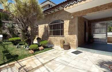 Imagem: A casa possui 3 Dormitórios, 3 Banheiros, 2 Vagas na garagem