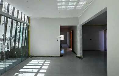 Imagem: A casa possui 3 Dormitórios, 3 Banheiros, 2 Vagas na garagem