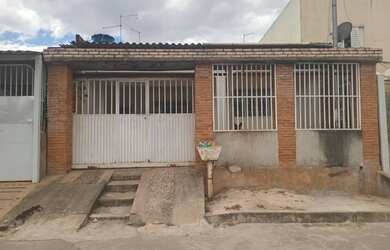 Imagem: A casa possui 2 Dormitórios, 3 Banheiros, 2 Vagas na garagem