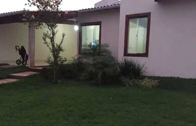 Imagem: A casa possui 2 Dormitórios, 2 Banheiros, 2 Vagas na garagem