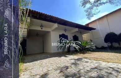 Imagem: A casa possui 3 Dormitórios, 3 Banheiros, 2 Vagas na garagem