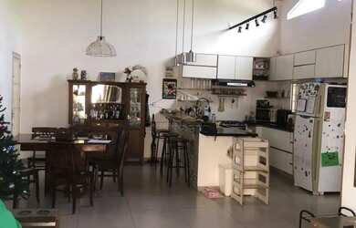 Imagem: A casa possui 3 Dormitórios, 2 Banheiros, 3 Vagas na garagem