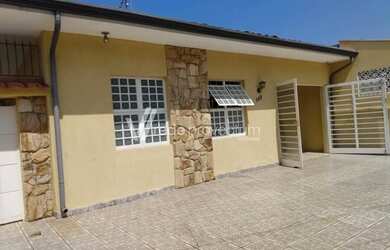 Imagem: A casa possui 4 Dormitórios, 3 Banheiros, 5 Vagas na garagem