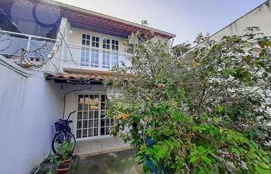 Imagem: A casa possui 3 Dormitórios, 1 Banheiro, 2 Vagas na garagem