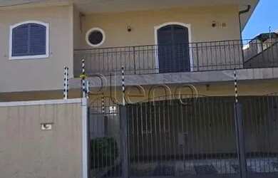 Imagem: A casa possui 4 Dormitórios, 4 Banheiros, 5 Vagas na garagem