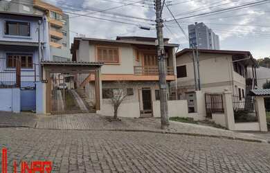Imagem: A casa possui 2 Dormitórios, 1 Banheiro, 3 Vagas na garagem