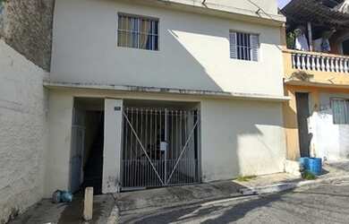 Imagem: A casa possui 3 Dormitórios, 2 Banheiros, 1 Vaga na garagem