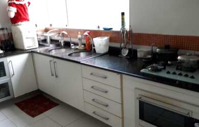 Imagem: A casa possui 3 Dormitórios, 2 Banheiros, 2 Vagas na garagem