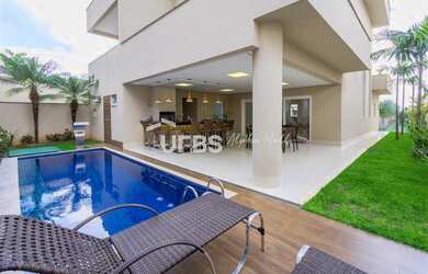 Imagem: A casa possui 5 Dormitórios, 5 Banheiros, 348m² de Área e