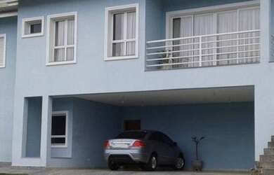 Imagem: A casa possui 3 Dormitórios, 3 Banheiros, 5 Vagas na garagem