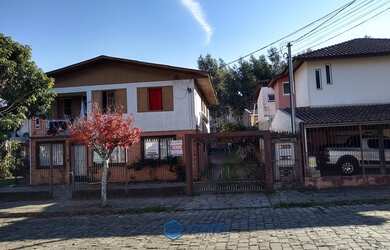 Imagem: A casa possui 3 Dormitórios, 1 Banheiro, 2 Vagas na garagem