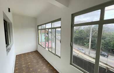 Imagem: A casa possui 3 Dormitórios, 1 Banheiro, 2 Vagas na garagem