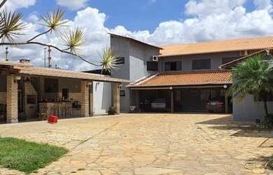 Imagem: A casa em condomínio possui 4 Dormitórios, 5 Banheiros, 5