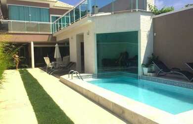 Imagem: A casa em condomínio possui 5 Dormitórios, 5 Banheiros, 3