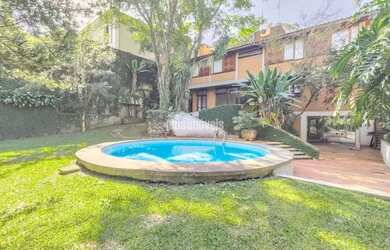 Imagem: A casa possui 4 Dormitórios, 4 Banheiros, 4 Vagas na garagem