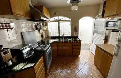 Imagem: A casa possui 2 Dormitórios, 3 Banheiros, 2 Vagas na garagem